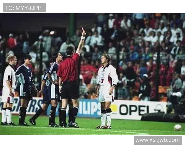 足球传奇谢幕之战：球星退役背后的故事与感动瞬间